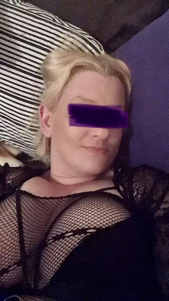 BLONDE AUSSIE MILF! Hot, horny and WET! Avail NOW!