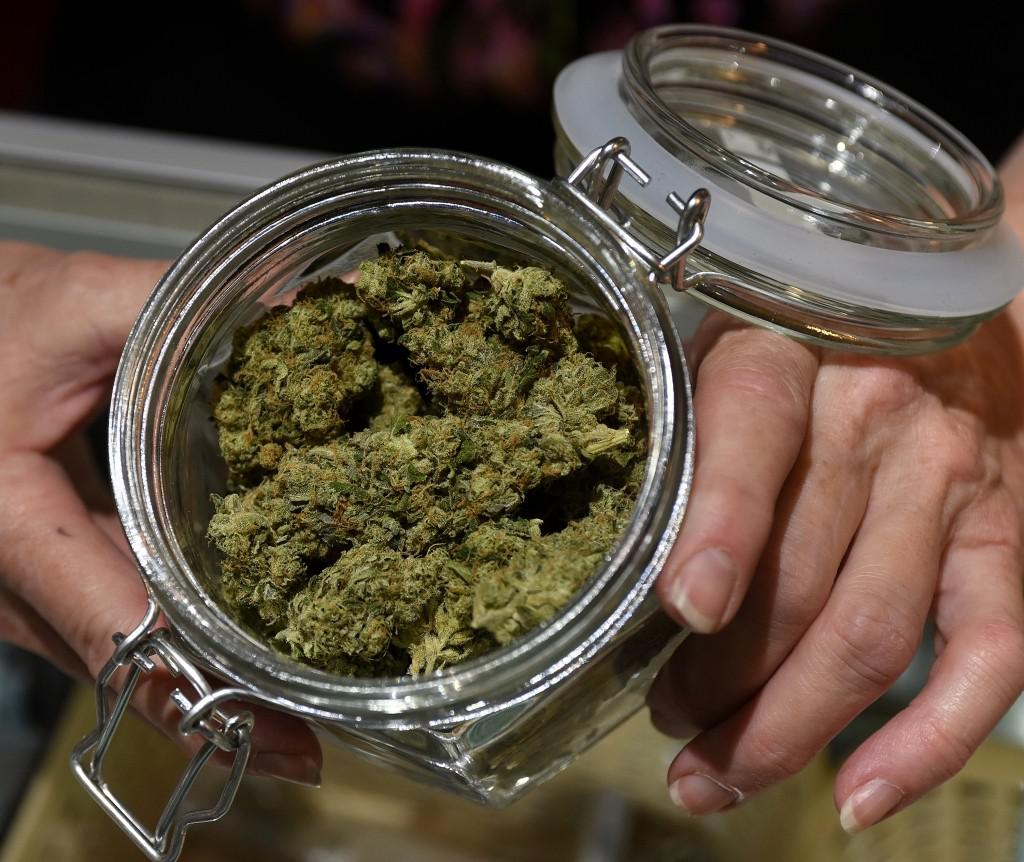 HOOKSEX & SELL DRUGS SMOKE