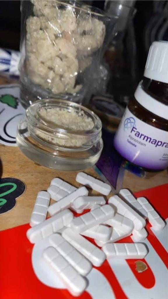 i’m Mia 🍑🍆 , sells Drugs❄️💊&weed Add me for hoookup,couples fun,Beds